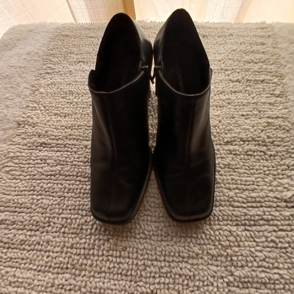 Hillard & Hanson Sleek Black Ankle Boots